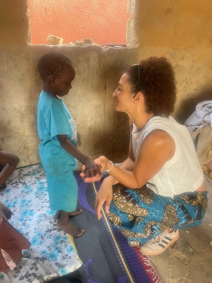 Olivia auprès d'un enfant talibé